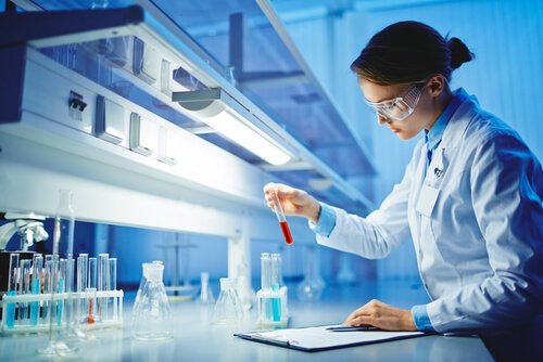 Kvinde forsker i laboratorium