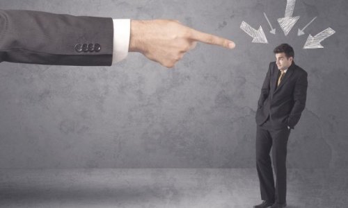 Mand peger fingre og dømmer lille mand