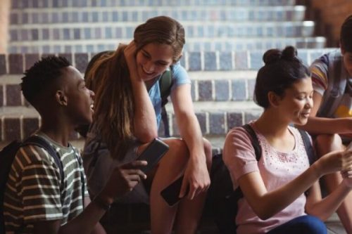 Venner, der snakker og stiller spørgsmål