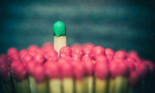 Grøn tændstik, der stikker ud, symboliserer en leder