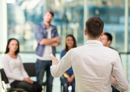 Personer, der taler om normer i grupper