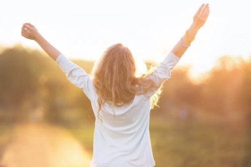 Glad kvinde, der lever i sin egen verden