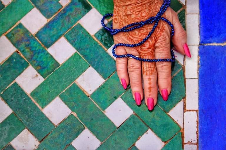 her ses den traditionelle hennafarve på hånd