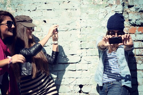Indbildske mennesker, der tager selfier