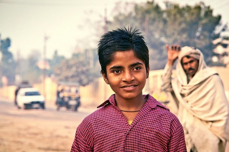 smilende indisk dreng