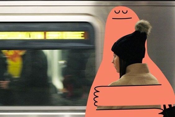 Pige krammes af tegneseriefigur på tog