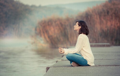 kvinde dyrker meditation