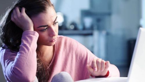 Kvinde sidder foran sin computer