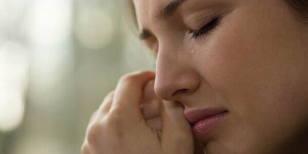 kvinde græder efter et forhold går i stykker