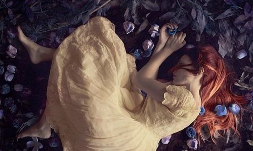 Kvinde på gulv oplever en hjerne under et brud