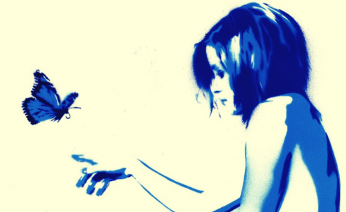 Silhuet af kvinde og sommerfugl i blå nuancer
