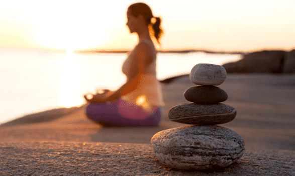 kvinde mediterer for at være lykkelig