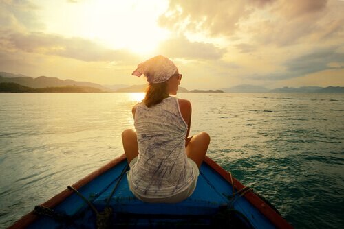 Kvinde på båd nyder udsigt