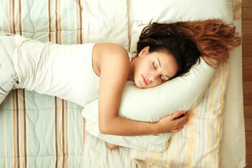 En kvinde sover