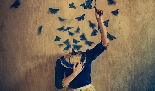 En kvinde uden hoved, men med sommerfugle, der flyver fra hendes hals