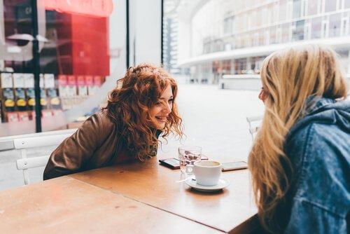 veninder drikker kaffe sammen