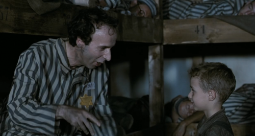 I La Vita e Bella kæmper en far med at holde humøret højt hos sin søn i en nazistisk koncentrationslejr