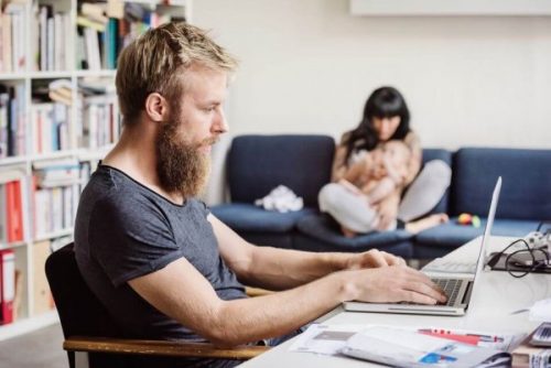 Mand arbejder ved computer og har svært ved at koble af fra arbejdet