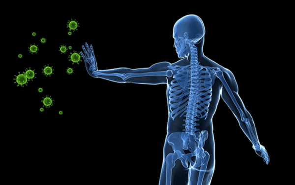 mand med stærkt følelsesmæssigt immunforsvar, der afviser en virus