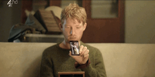 Mand ser på mobil i serien Black Mirror