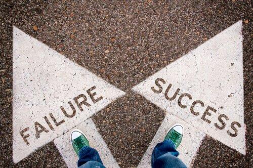 Person står med valget mellem succes og fiasko