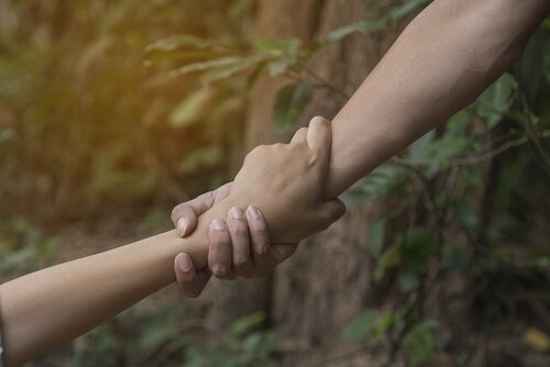 En hånd, der hjælper en anden