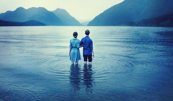 Par står sammen i sø