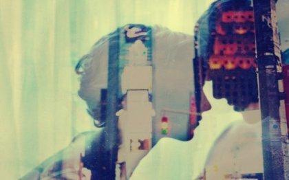 Silhuet af to personer med panden mod hinanden