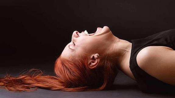 person, der griner vildt, symboliserer patologisk latter