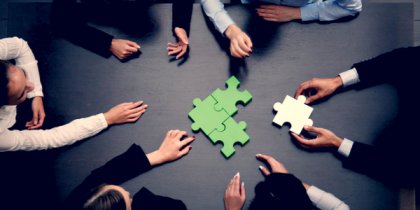 Folk arbejder på et puslespil