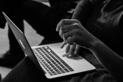 Person, der arbejder på bærbar, symboliserer digital mobning