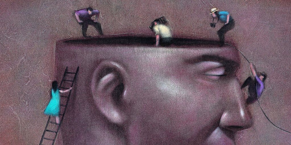 Små mennesker arbejder i stor hjerne