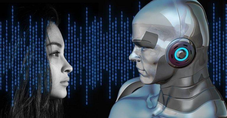 Kvinde ser på robot som del af kunstig intelligens