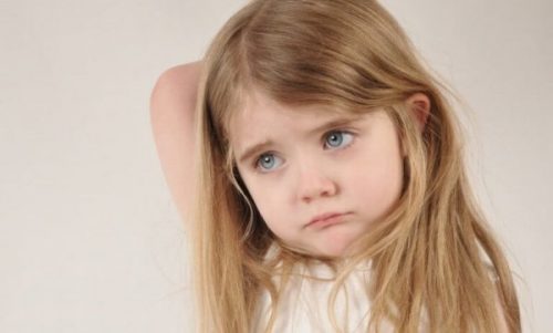 Trist pige med reaktiv tilknytningsforstyrrelse