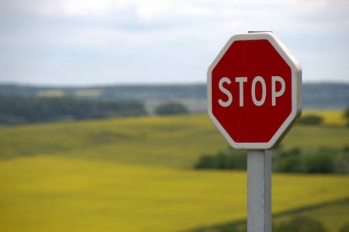 Stopskilt ved mark symboliserer tankestop