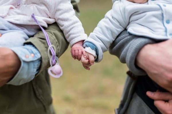 Små børn begynder at vise tegn på socialt liv meget tidligt