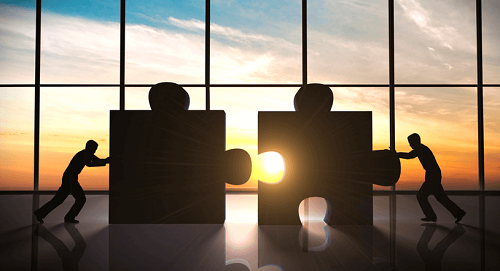 To figurer, der skubber to brikker sammen