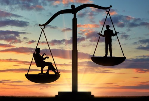 To mennesker på en vægt