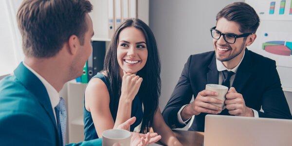 tre kollegaer i samtale