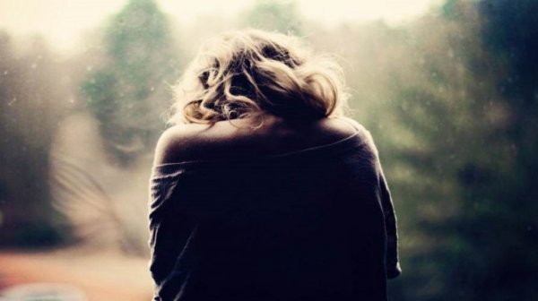 Kvinde står sammenbukket på grund af sort