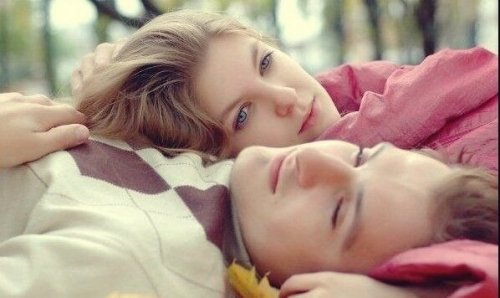 Par ligger sammen i skov