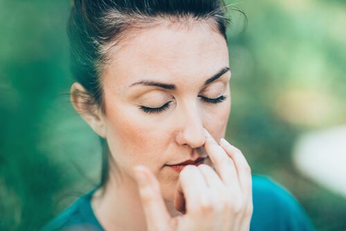 Øvelsen alternativ vejrtrækning med næsen