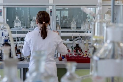 Kvinde i et laboratorium