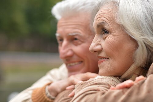 Smilende ældre par