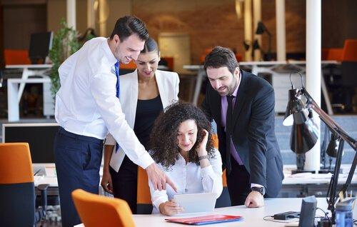 Personer kigger på tablet på kontor