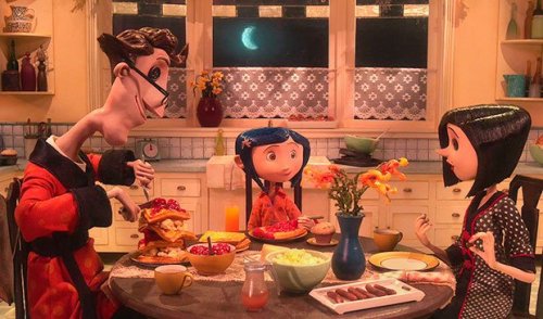 Coraline spiser middag med sine forældre