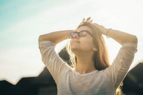 Tilfreds kvinde nyder effekterne af anandamid