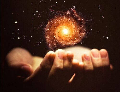 hænder med galakse repræsenterer tilfældigheder