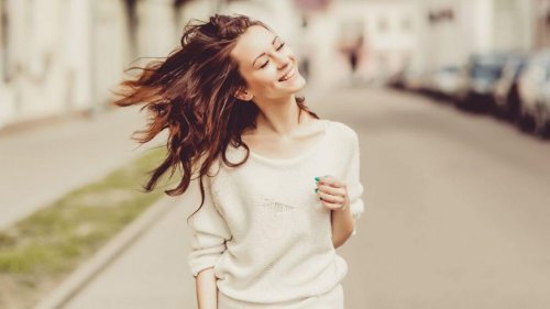 Kvinde smiler, mens hun går