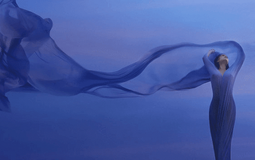 Kvinde med lilla kjole i vinden, et symbol på mental fleksibilitet